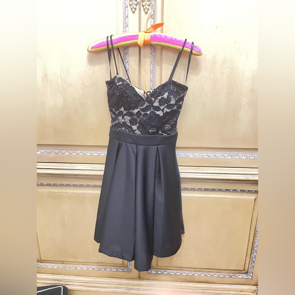 Black lace dress. Excellent condition. - Picture 2 of 4